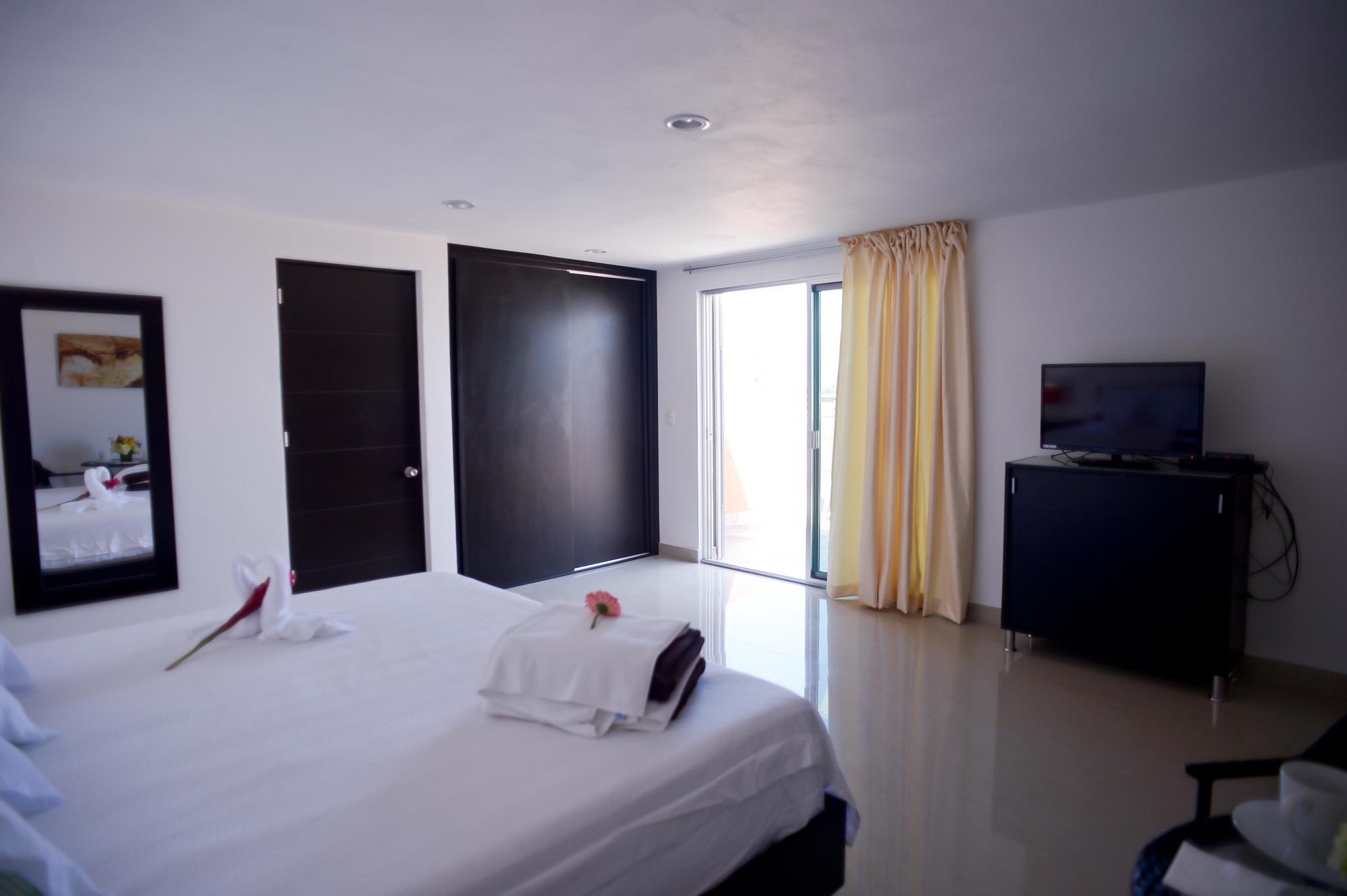 Sunrise 42 Suites Hotel Плая дел Кармен Екстериор снимка